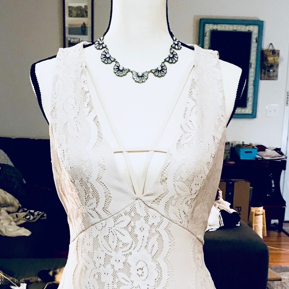 Dresses & Skirts - NWOT Lace Fitted Dress